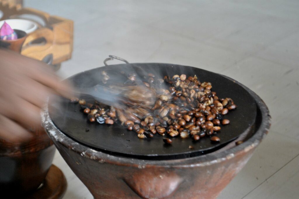 La torréfaction traditionnelle du café éthiopien